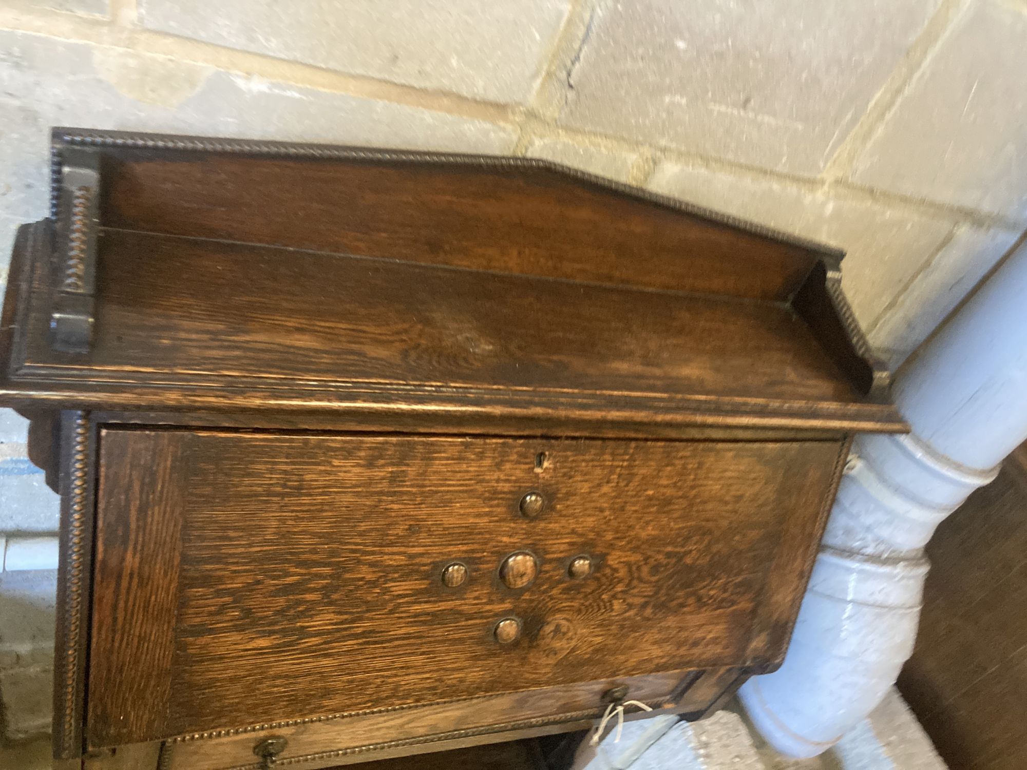 A 1920s oak bureau width 82cm, depth 31cm, height 112cm